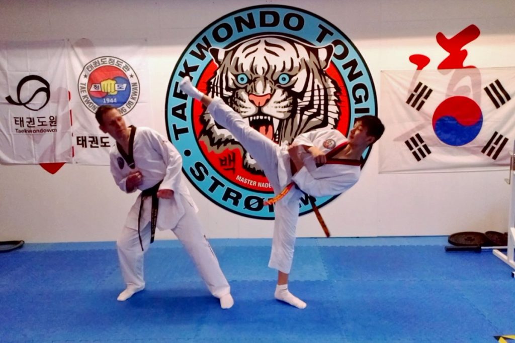 Strømmen Taekwondo Klubb. Far og sønn Unes trener kamp med EM som mål. Foto: Tobias A.S. Isaksen.