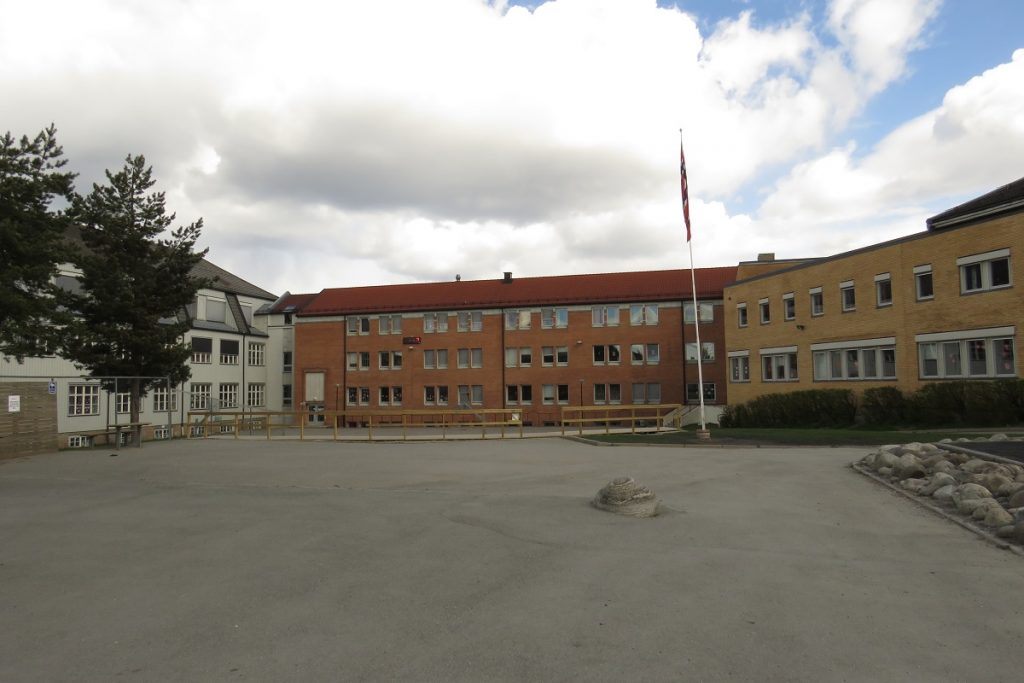 Skolegården på Sagdalen skole var helt tom midt på nasjonaldagen. Foto: Vårt Strømmen, vårtstrømmen.no.