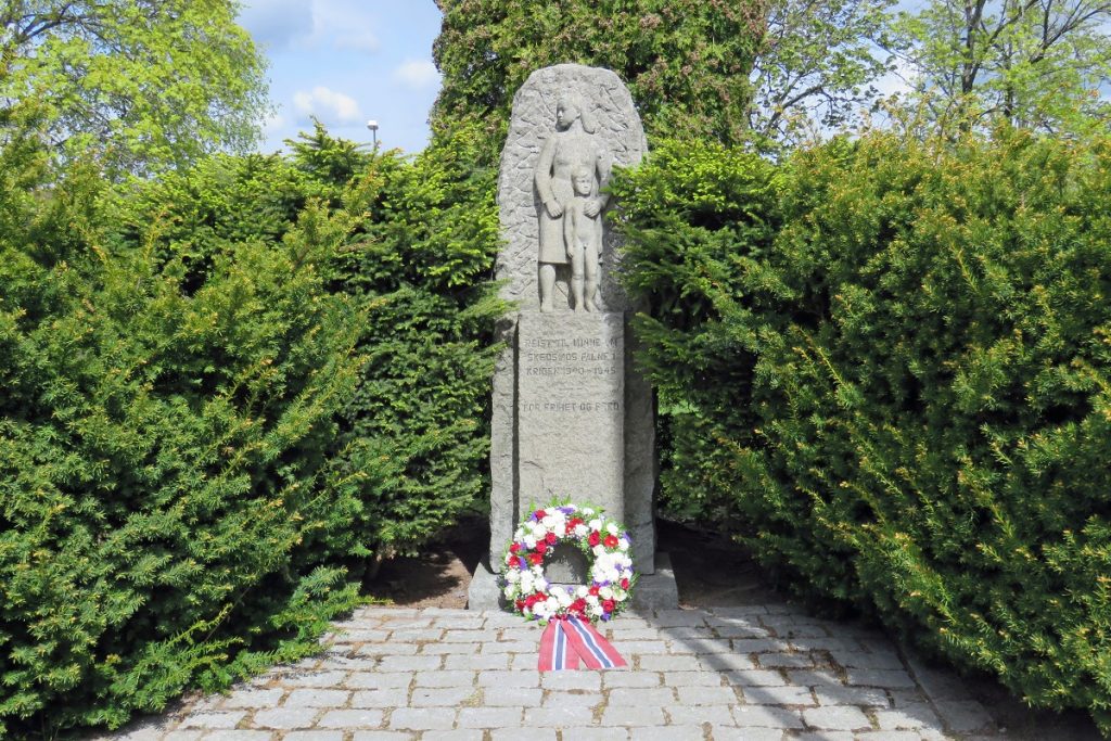 Bekransning ved minnesmerket for de falne under 2. verdenskrig, ved Strømmen kirke. Foto: Vårt Strømmen, vartstrommen.no.