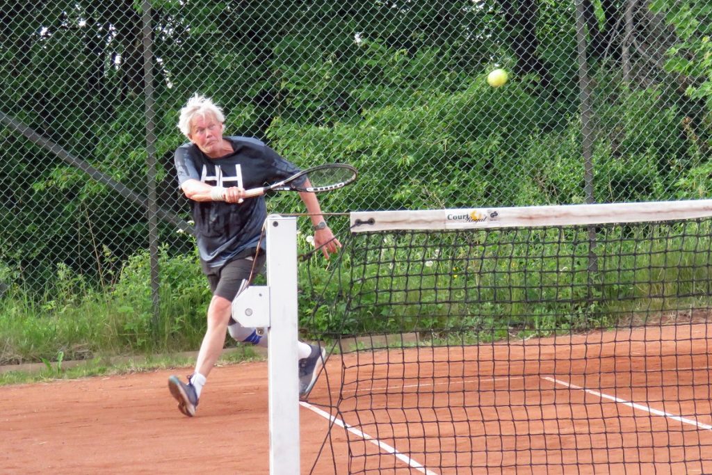 Strømmen Tennisklubb, tennis, idrett. Tennisspiller, veteran Mikjel Aksnes. Foto: Vårt Strømmen, vartstrommen.no.