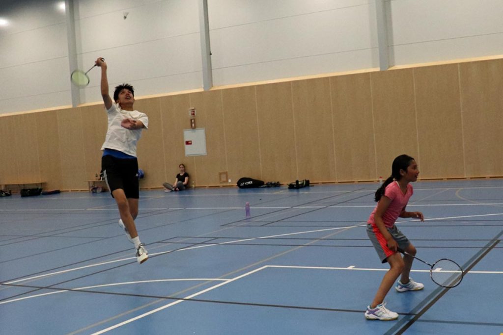 Strømmen badminton, idrett Slorahallen. Lillestrøm kommune. Barn og ungdom. Foto: Vårt Strømmen, vartstrommen.no.