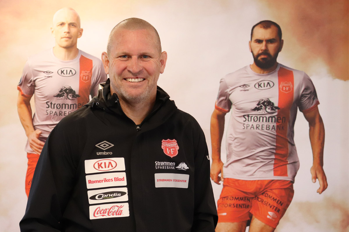 Kasey Wehrman, fotball-trener Strømmen IF. PostNord-ligaen 2022. Foto: Vårt Strømmen, vartstrommen.no.