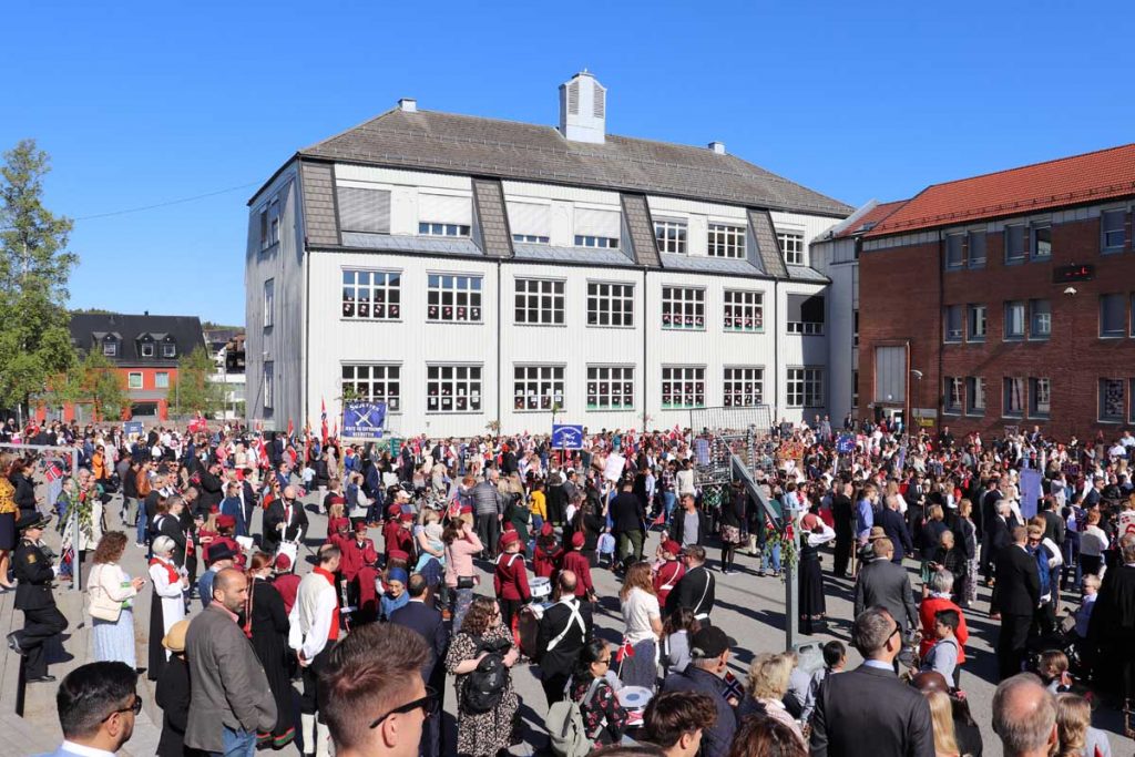 17. mai, nasjonaldagen 2022. Strømmen sentrum, Sagdalen skole, Strømmen kirke, krigsminnesmerke. Foto: Vårt Strømmen, vartstrommen.no.