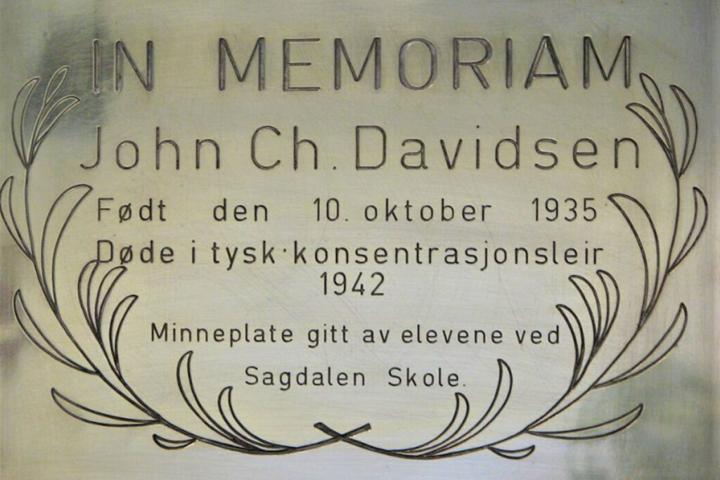 Minneplakett: John Charles Davidsen som var elev ved Sagdalen skole. Foto: Per Klevan.