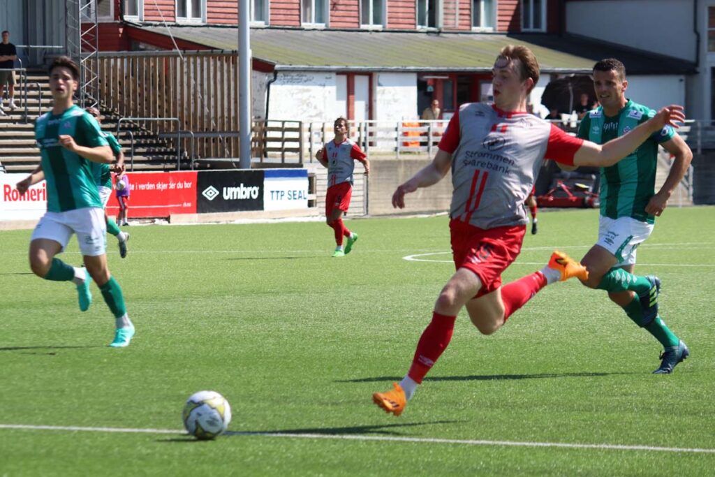 Strømmen IF: Fotball på Strømmen stadion, mot Kvik Halden i PostNord-ligaen 2023. Foto: Vårt Strømmen, vartstrommen.no.
