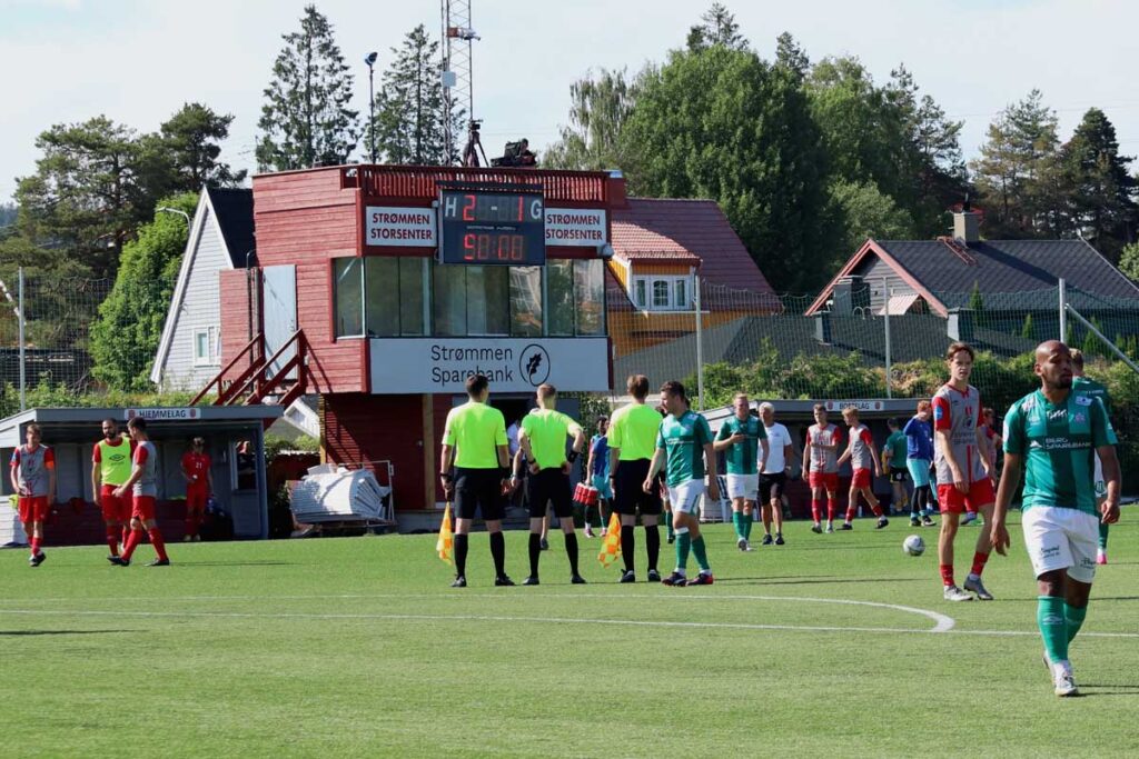 Strømmen IF: Fotball på Strømmen stadion, mot Kvik Halden i PostNord-ligaen 2023. Foto: Vårt Strømmen, vartstrommen.no.