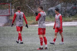 Read more about the article Bildereportasje fra Strømmen stadion: Høstens første snøfall og kalddusj mot serielederen