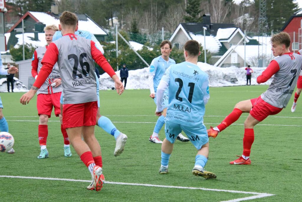 Fotball på Strømmen stadion: Strømmen IF mot Follo i PostNord-ligaen 2024. Foto: Vårt Strømmen, www.vartstrommen.no.