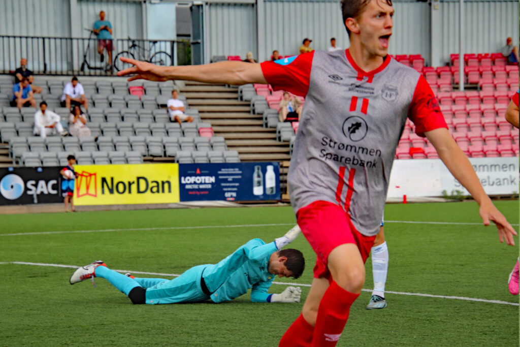 Fotball på Strømmen stadion: Strømmen IF mot Strindeheim TF i PostNord-ligaen. Foto: Vårt Strømmen, www.vartstrommen.no.