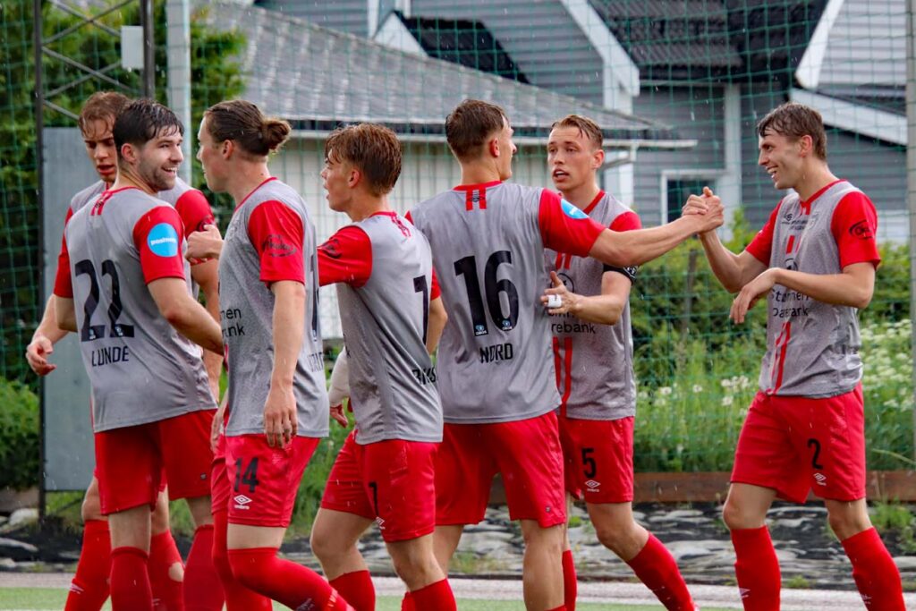 Fotball på Strømmen stadion: Strømmen IF mot Strindeheim TF i PostNord-ligaen. Foto: Vårt Strømmen, www.vartstrommen.no.