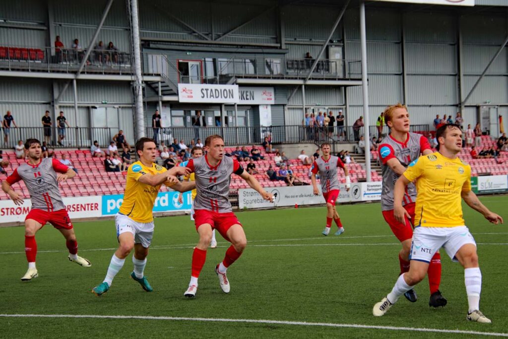 Fotball på Strømmen stadion: Strømmen IF mot Strindeheim TF i PostNord-ligaen. Foto: Vårt Strømmen, www.vartstrommen.no.
