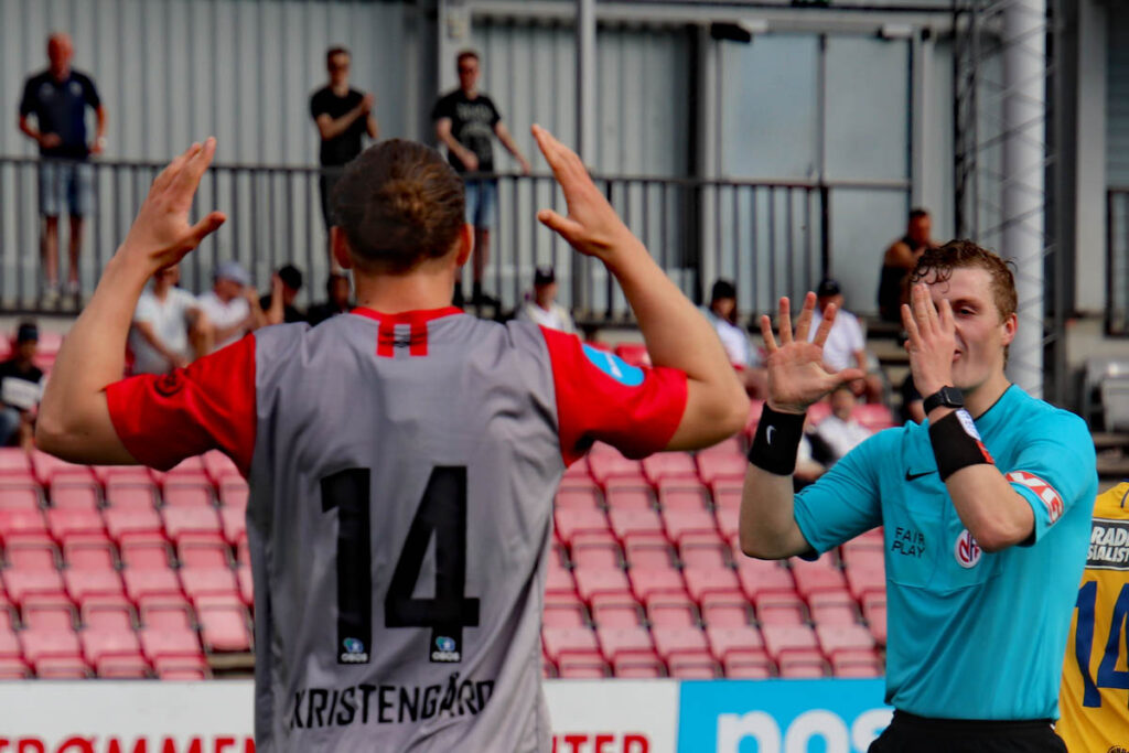 Fotball på Strømmen stadion: Strømmen IF mot Strindeheim TF i PostNord-ligaen. Foto: Vårt Strømmen, www.vartstrommen.no.