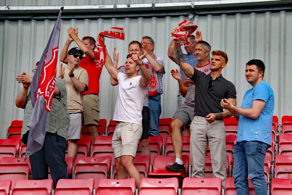 Fotball på Strømmen stadion: Strømmen IF mot Strindeheim TF i PostNord-ligaen. Foto: Vårt Strømmen, www.vartstrommen.no.