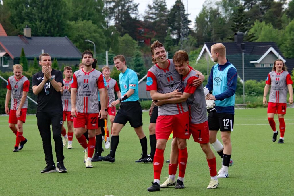 Fotball på Strømmen stadion: Strømmen IF mot Strindeheim TF i PostNord-ligaen. Foto: Vårt Strømmen, www.vartstrommen.no.