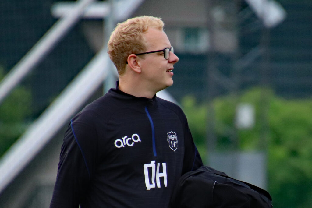 Fotball på Strømmen stadion: Strømmen IF mot Strindeheim TF i PostNord-ligaen. Foto: Vårt Strømmen, www.vartstrommen.no.
