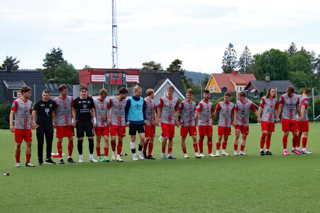 Fotball på Strømmen stadion: Strømmen IF mot Strindeheim TF i PostNord-ligaen. Foto: Vårt Strømmen, www.vartstrommen.no.