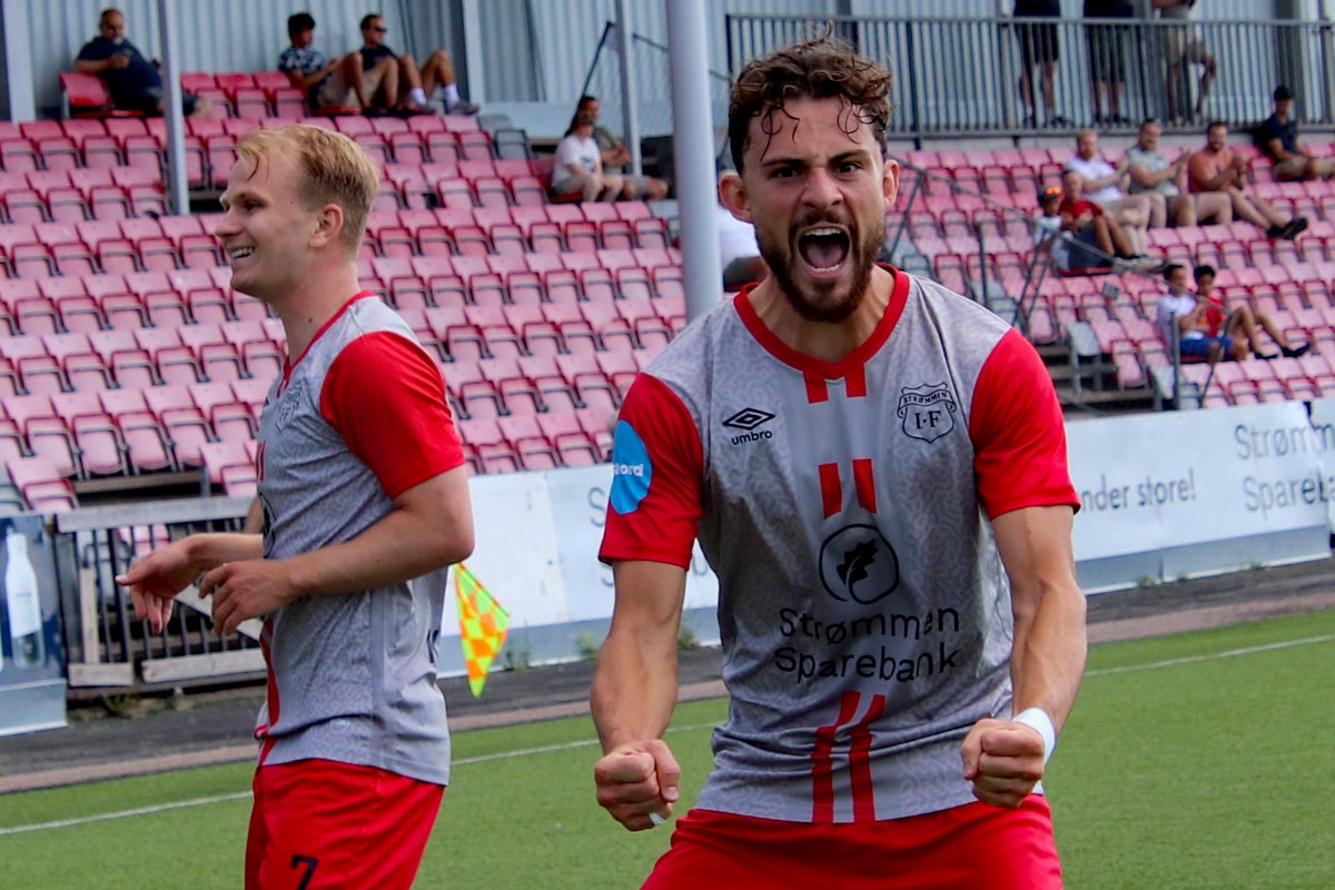 You are currently viewing Målrikt i sommervarmen: Strømmens 10. seier og toppscorer med hattrick – se bildene