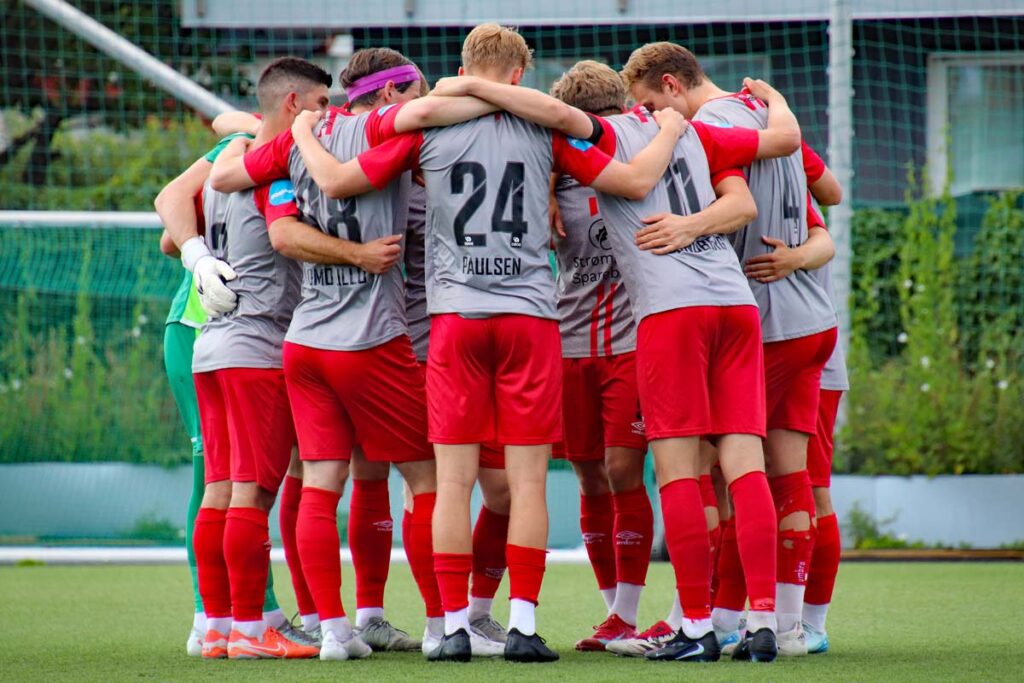 Kronekamp på Strømmen stadion: Strømmen IF mot Kjelsås, fotball i PostNord-ligaen. Foto: Vårt Strømmen, www.vartstrommen.no