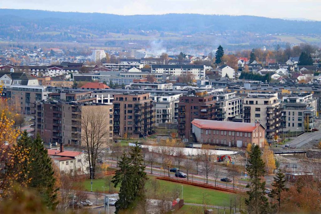 Turtips på Strømmen, Lillestrøm, Romerike: Bråteskogen med turvei / lysløype og skogsstier, og utsiktspunktet St.Hansfjellet. Foto: Vårt Strømmen, www.vartstrommen.no