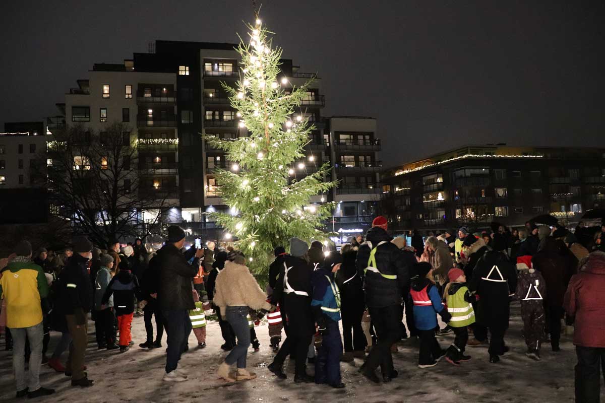 You are currently viewing Julestemning på Strømmen: Se bilder og video fra julegrantenninga 2025