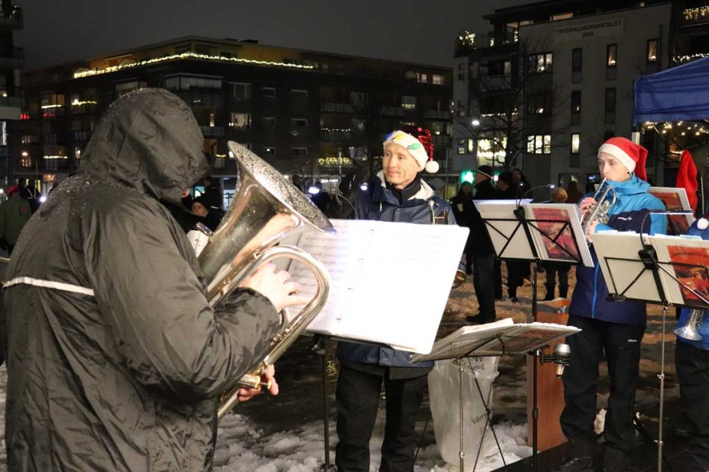 Julegrantenning på Strømmen 1. advent 2025: Strømmen Vel, Sentrumkirken Brass, Strømmen Korforening. Museene i Akershus (MiA). Foto: Vårt Strømmen, www.vartstrommen.no