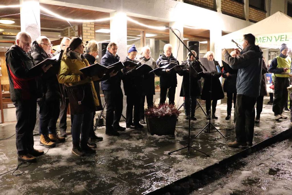Julegrantenning på Strømmen 1. advent 2025: Strømmen Vel, Sentrumkirken Brass, Strømmen Korforening. Museene i Akershus (MiA). Foto: Vårt Strømmen, www.vartstrommen.no