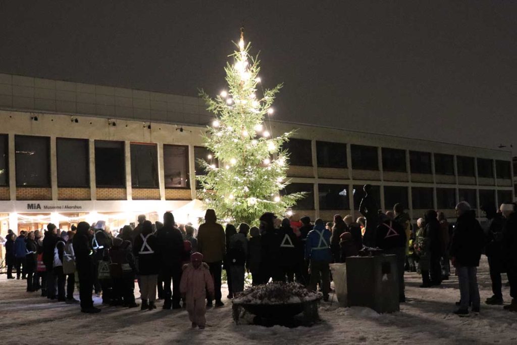 Julegrantenning på Strømmen 1. advent 2025: Strømmen Vel, Sentrumkirken Brass, Strømmen Korforening. Museene i Akershus (MiA). Foto: Vårt Strømmen, www.vartstrommen.no