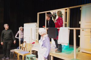 Read more about the article 20 år siden Teatergruppa Strømlingen startet opp: 15. mars har de premiere på «Panikk i kulissene»