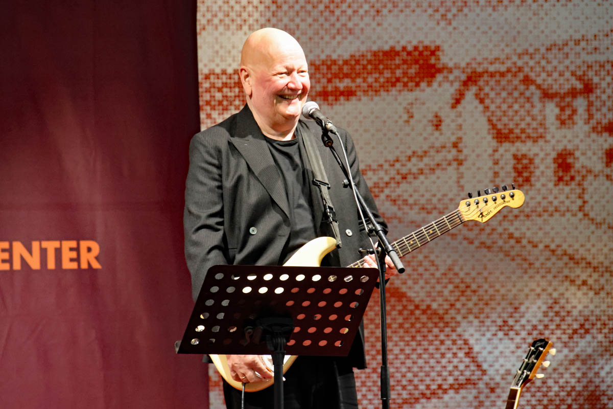 Strømmen Scene presenterer Frode Alnæs, konsert på Strømmen Storsenter / Thon Senter Strømmen. Foto: Vårt Strømmen, www.vartstrommen.no