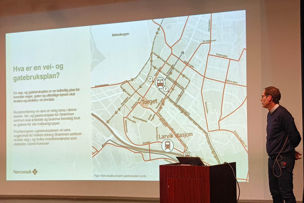 Vei- og gatebruksplan for Strømmen. Informasjonsmøte med Lillestrøm kommune, "Romerikslinja" (Akershus fylkeskommune) og konsulentbyrået Norconsult. Foto: Vårt Strømmen, www.vartstrommen.no