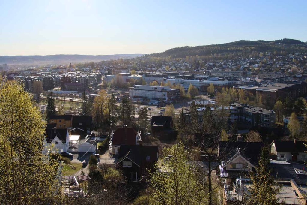 Turtips på Strømmen: Lysløypa og turvei i Bråteskogen, med utsiktspunktet St.Hansfjellet. Foto: www.vartstrommen.no