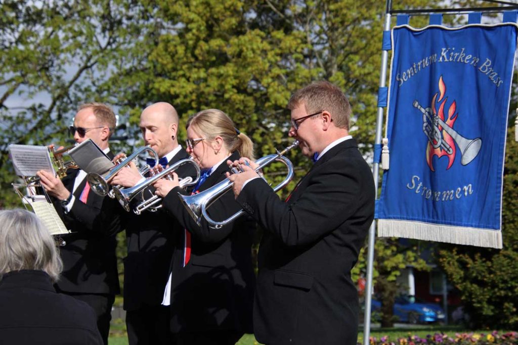 17. mai 2026: Bilder fra nasjonaldagen på Strømmen. Bekransningen ved Strømmen kirke, Sagdalen skole og Strømmen og Skjetten skolekorps. Barnetog gjennom Strømmen. Foto: Vårt Strømmen, www.vartstrommen.no