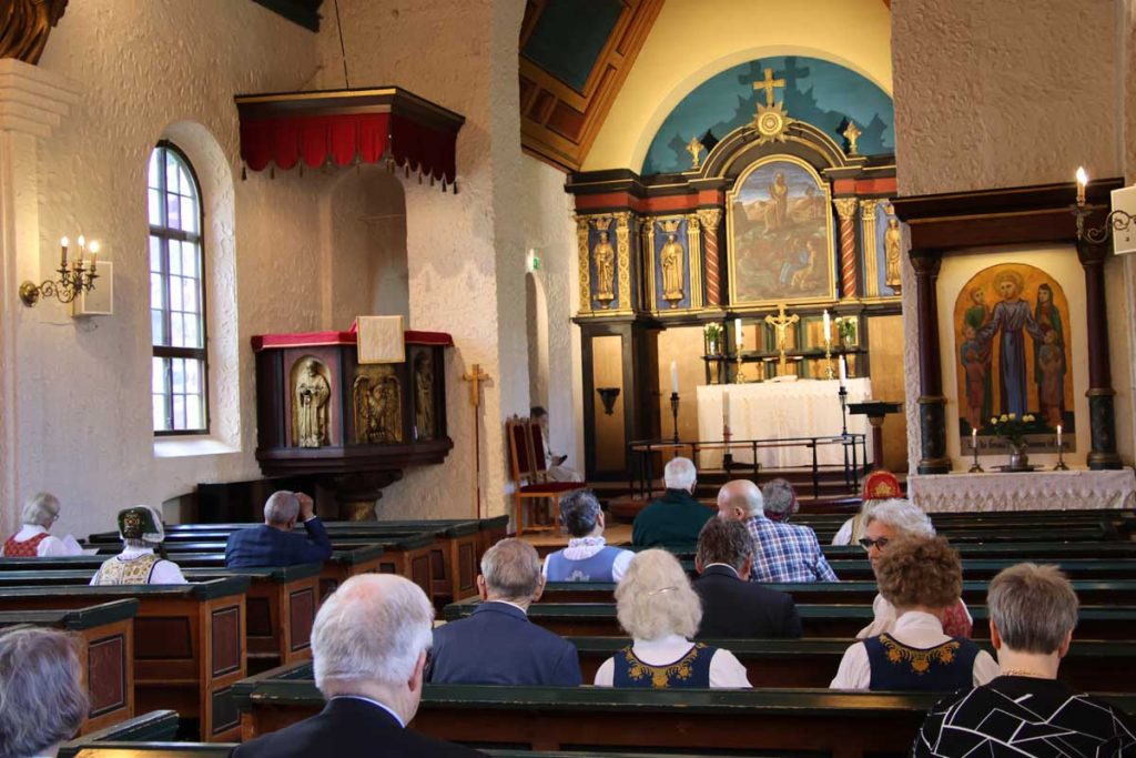 17. mai 2026: Bilder fra nasjonaldagen på Strømmen. Bekransningen ved Strømmen kirke, Sagdalen skole og Strømmen og Skjetten skolekorps. Barnetog gjennom Strømmen. Foto: Vårt Strømmen, www.vartstrommen.no