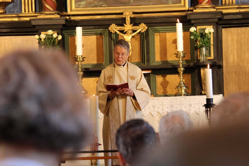 17. mai 2026: Bilder fra nasjonaldagen på Strømmen. Bekransningen ved Strømmen kirke, Sagdalen skole og Strømmen og Skjetten skolekorps. Barnetog gjennom Strømmen. Foto: Vårt Strømmen, www.vartstrommen.no