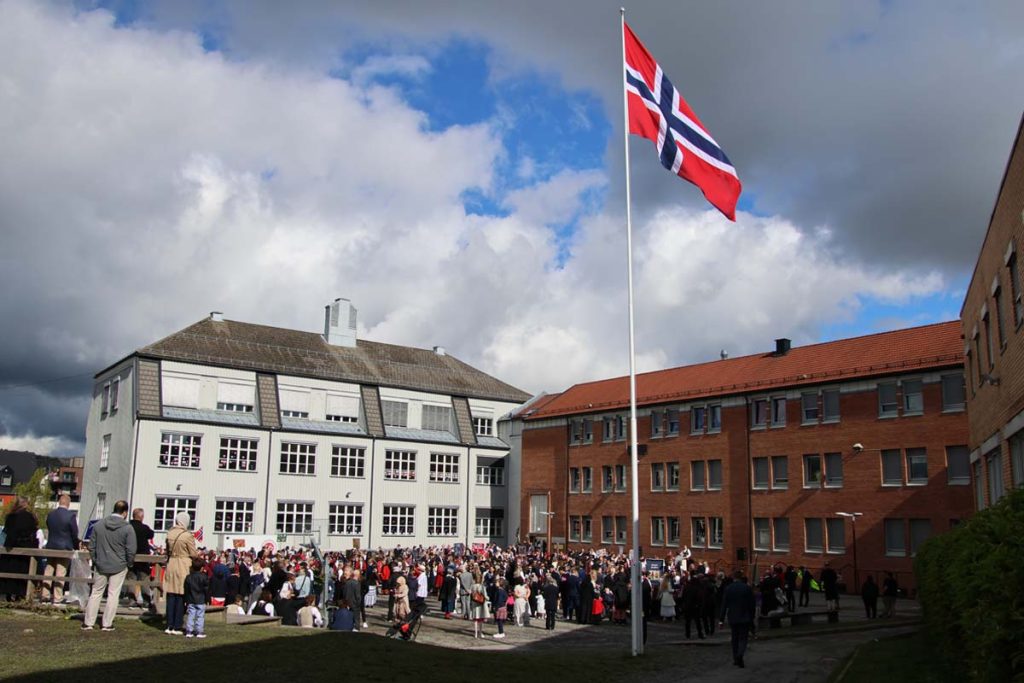 17. mai 2026: Bilder fra nasjonaldagen på Strømmen. Bekransningen ved Strømmen kirke, Sagdalen skole og Strømmen og Skjetten skolekorps. Barnetog gjennom Strømmen. Foto: Vårt Strømmen, www.vartstrommen.no