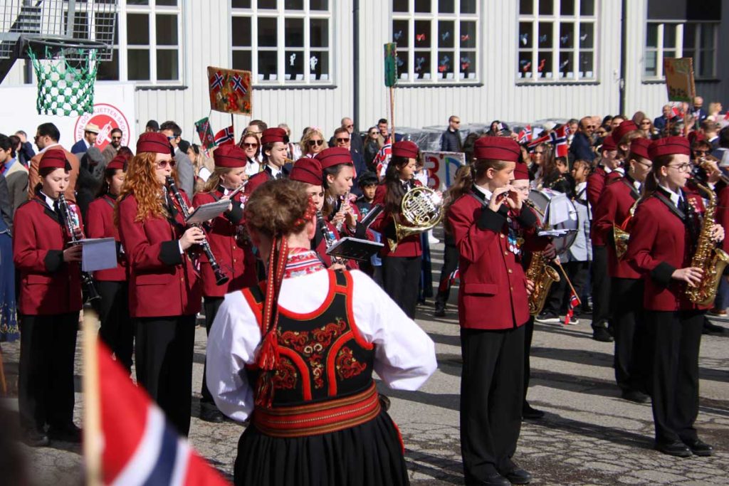 17. mai 2026: Bilder fra nasjonaldagen på Strømmen. Bekransningen ved Strømmen kirke, Sagdalen skole og Strømmen og Skjetten skolekorps. Barnetog gjennom Strømmen. Foto: Vårt Strømmen, www.vartstrommen.no