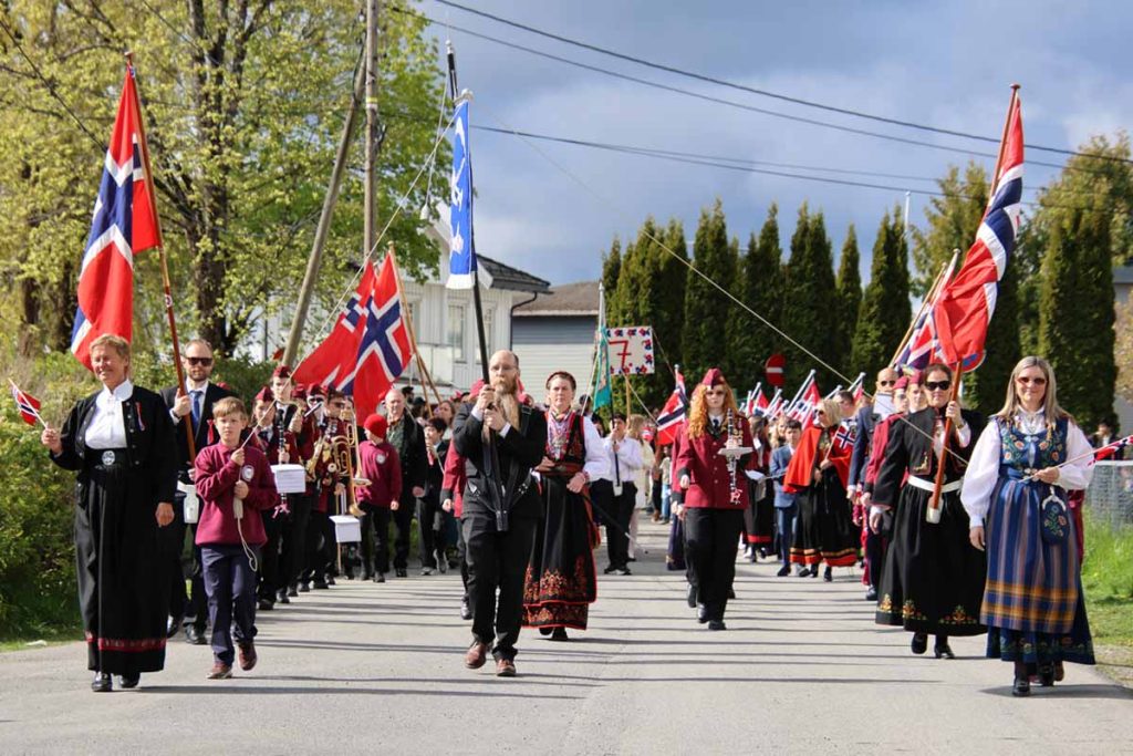 17. mai 2026: Bilder fra nasjonaldagen på Strømmen. Bekransningen ved Strømmen kirke, Sagdalen skole og Strømmen og Skjetten skolekorps. Barnetog gjennom Strømmen. Foto: Vårt Strømmen, www.vartstrommen.no