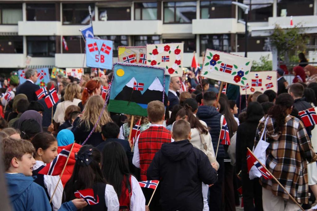 17. mai 2026: Bilder fra nasjonaldagen på Strømmen. Bekransningen ved Strømmen kirke, Sagdalen skole og Strømmen og Skjetten skolekorps. Barnetog gjennom Strømmen. Foto: Vårt Strømmen, www.vartstrommen.no