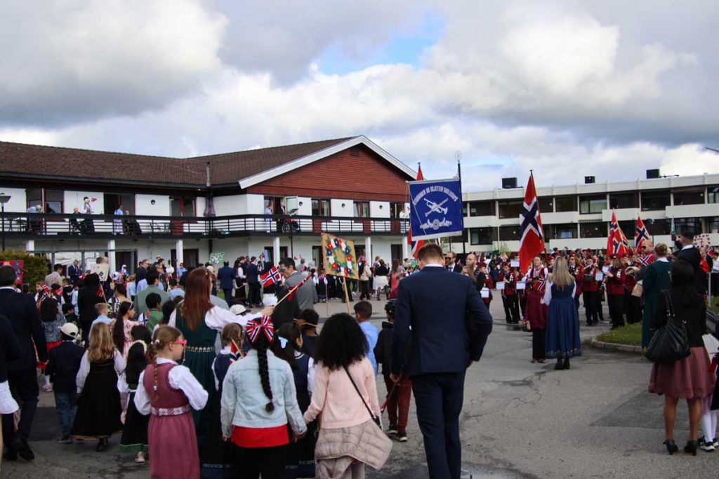 17. mai 2026: Bilder fra nasjonaldagen på Strømmen. Bekransningen ved Strømmen kirke, Sagdalen skole og Strømmen og Skjetten skolekorps. Barnetog gjennom Strømmen. Foto: Vårt Strømmen, www.vartstrommen.no