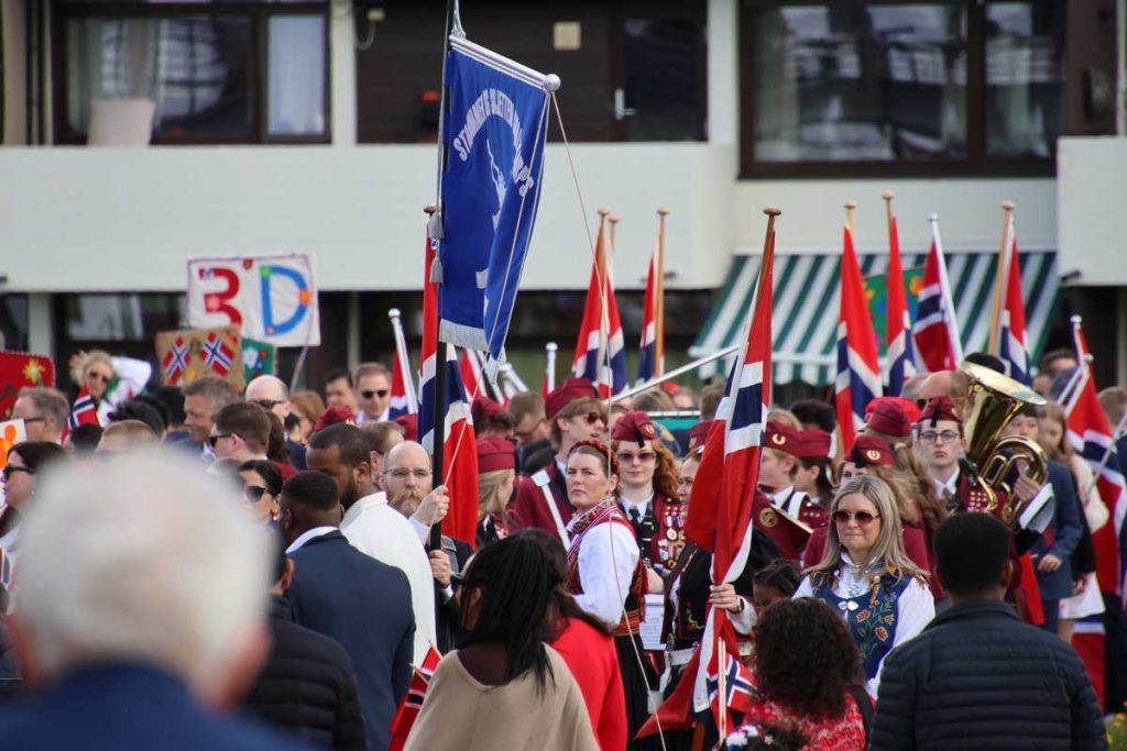 17. mai 2026: Bilder fra nasjonaldagen på Strømmen. Bekransningen ved Strømmen kirke, Sagdalen skole og Strømmen og Skjetten skolekorps. Barnetog gjennom Strømmen. Foto: Vårt Strømmen, www.vartstrommen.no