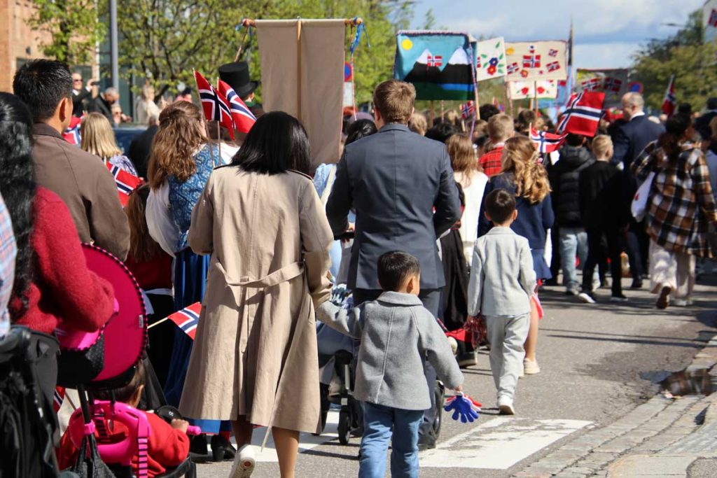 17. mai 2026: Bilder fra nasjonaldagen på Strømmen. Bekransningen ved Strømmen kirke, Sagdalen skole og Strømmen og Skjetten skolekorps. Barnetog gjennom Strømmen. Foto: Vårt Strømmen, www.vartstrommen.no