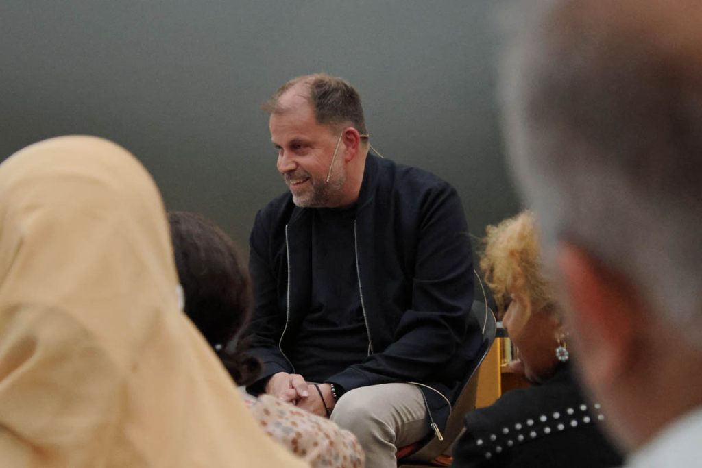 Ronny Østnes med foredraget "Identitet, den vi tror vi er" på Strømmen bibliotek 3. juni 2026. Foto: Vårt Strømmen, www.vartstrommen.no