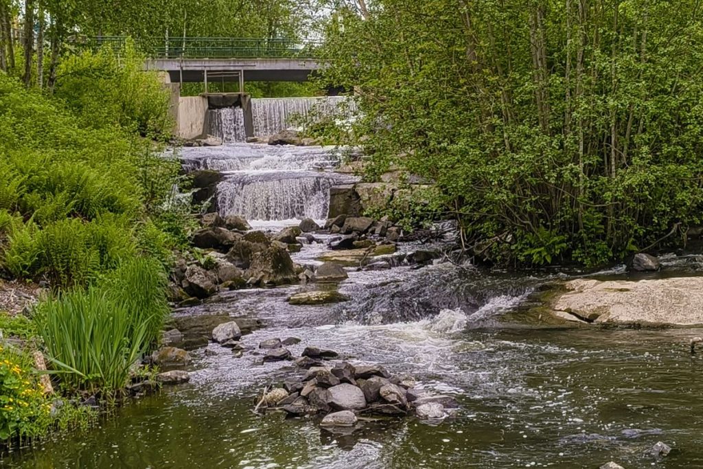 Mølleparken: Strømmens uten tvil beste parkområde - med en historisk vri ivaretatt av Sagelvas Venner. Foto: Vårt Strømmen, www.vartstrommen.no