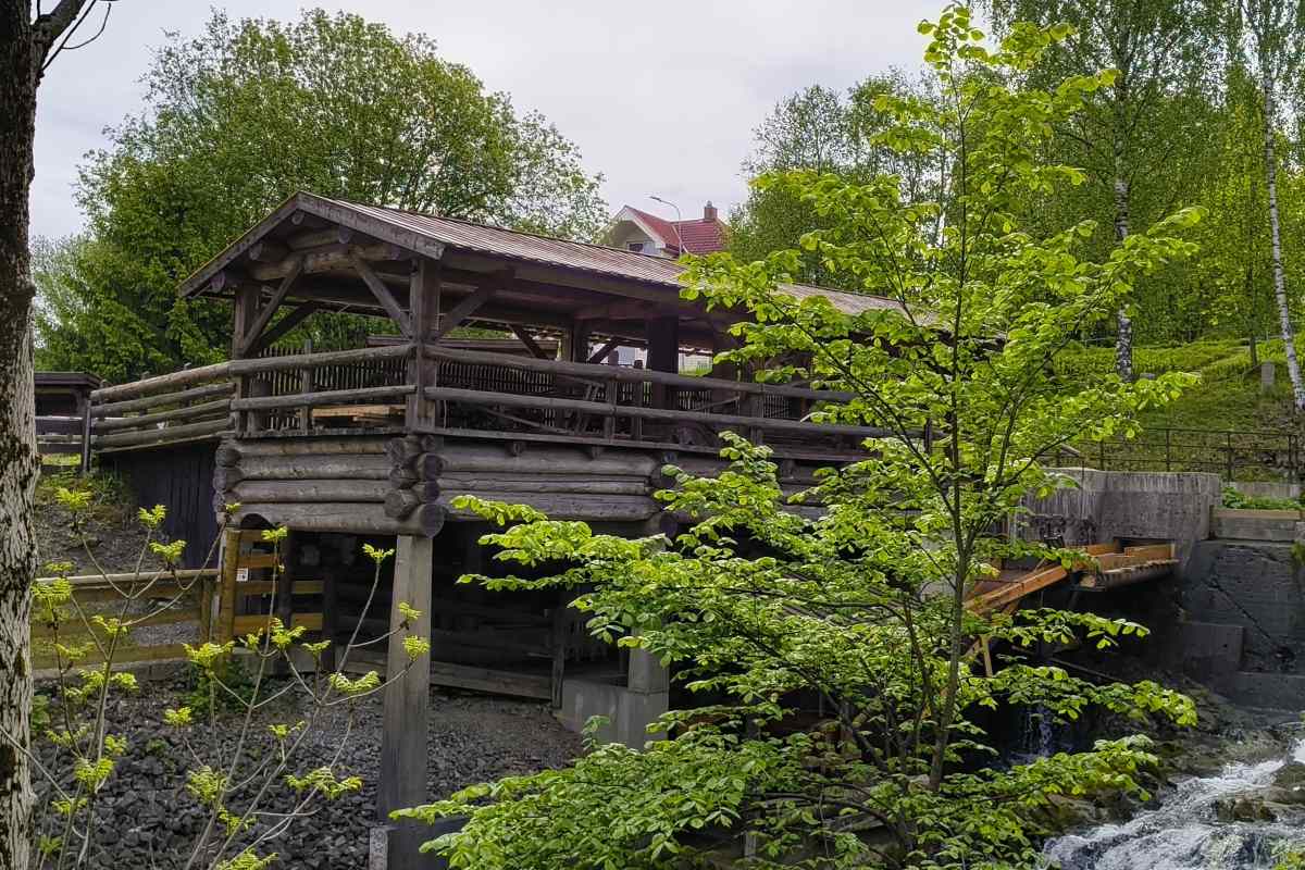 Mølleparken: Strømmens uten tvil beste parkområde - med en historisk vri ivaretatt av Sagelvas Venner. Foto: Vårt Strømmen, www.vartstrommen.no