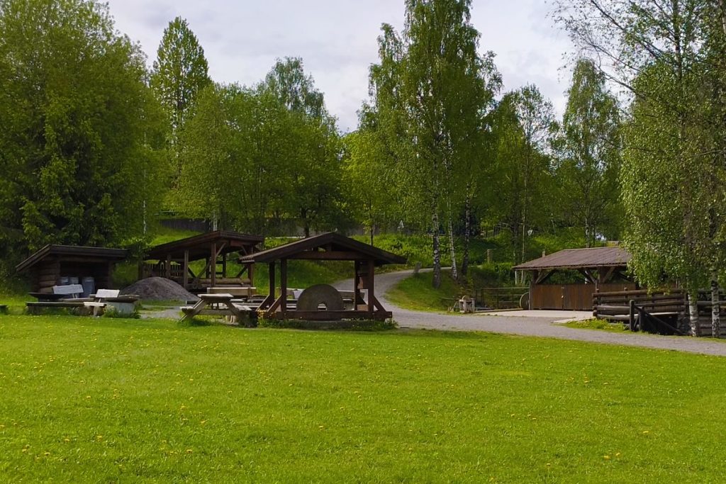 Mølleparken: Strømmens uten tvil beste parkområde - med en historisk vri ivaretatt av Sagelvas Venner. Foto: Vårt Strømmen, www.vartstrommen.no