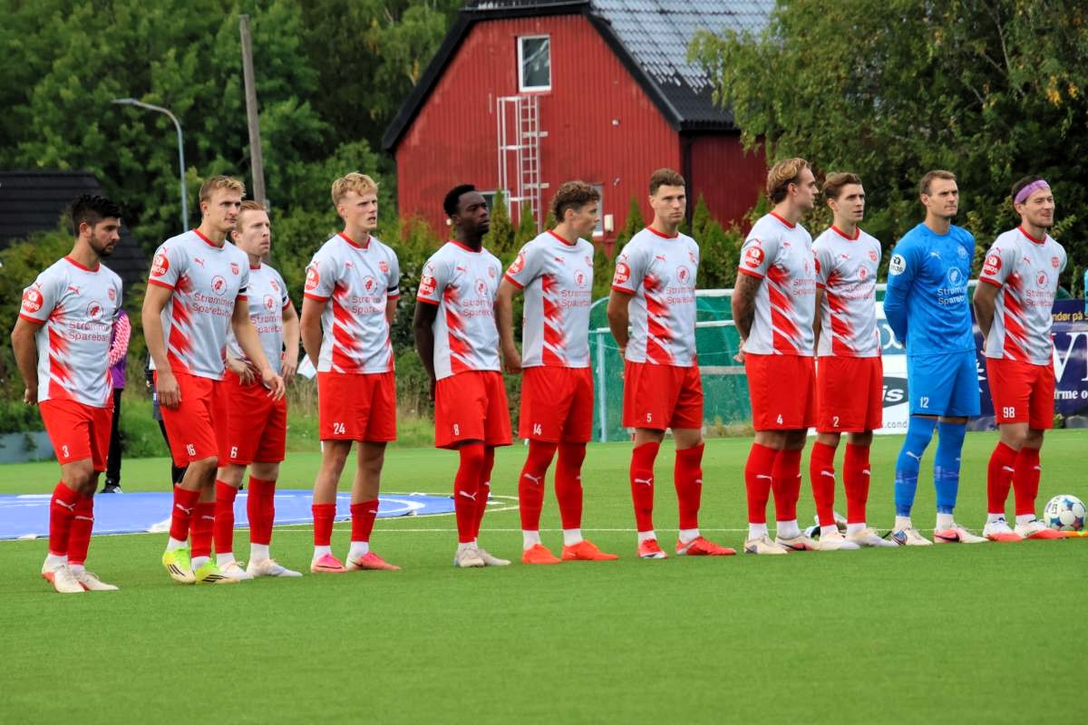 You are currently viewing Se bildene fra Strømmen stadion: Jubel etter tredje strake seier – med Heibergs Bryne på besøk