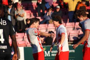 Read more about the article Bildereportasje fra Strømmen stadion: 6-1-seier, tre viktige poeng og jubel for de rødgrå