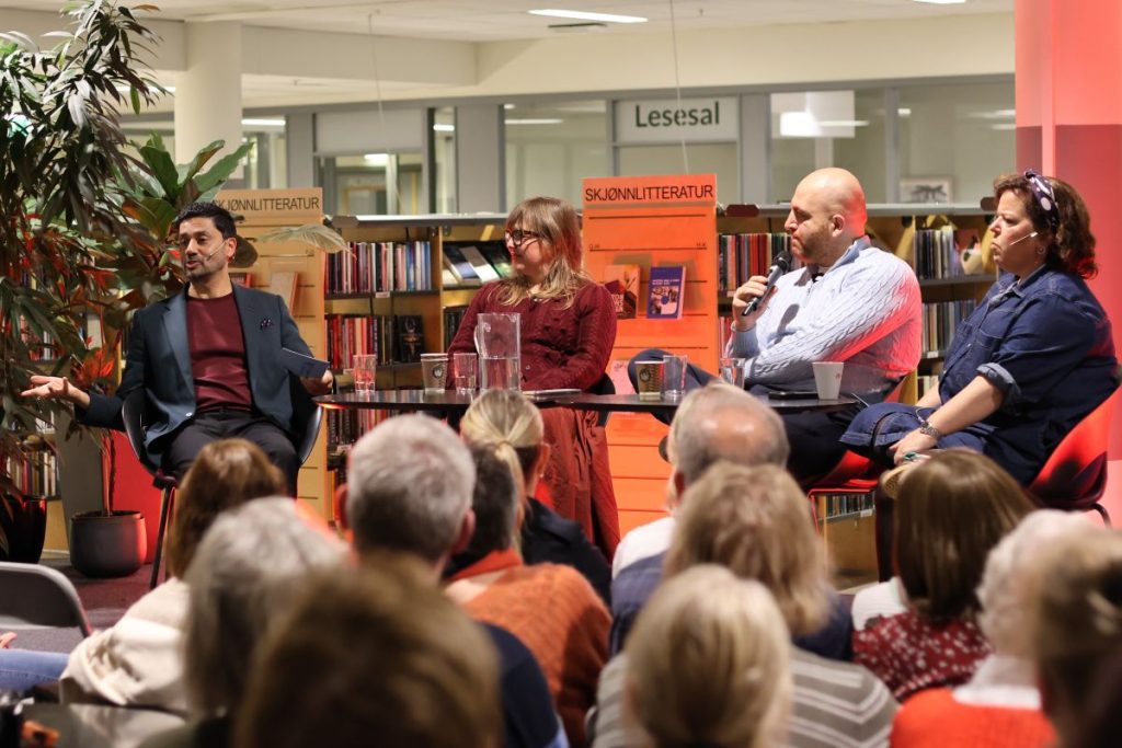 Samlet seg på Strømmen bibliotek